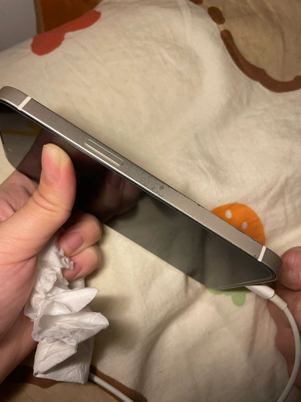 苹果手机掉漆原因揭秘：材质工艺与使用习惯全解析  